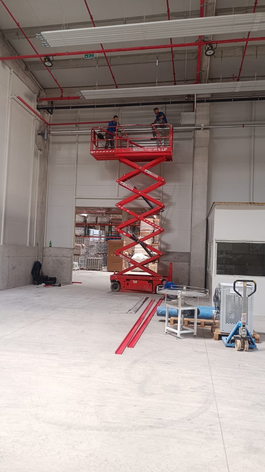 Fabrika içi platform ile tesisat çalışması